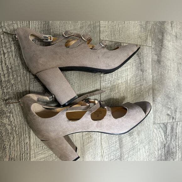 Unisa - Mary Jane chunky heel- straps- silver hardware 7.5- gray suede material - Picture 7 of 8